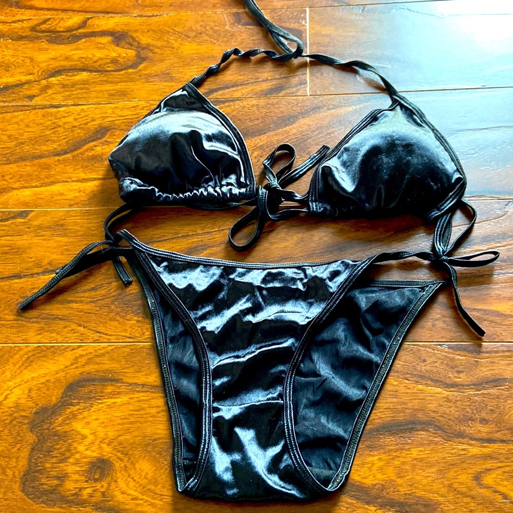Black bikini